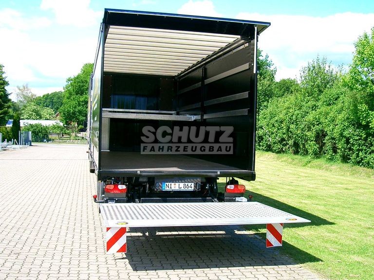 LKW Planenanhänger Typ LAT 180 mit Boardwänden LKW Planenanhänger Typ LAT 180 mit Boardwänden